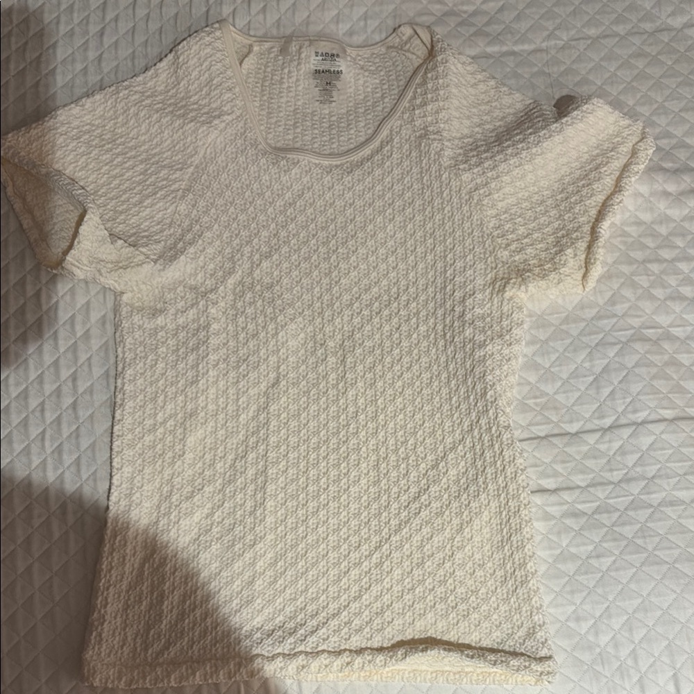 ARITZIA SEAMLESS TSHIRT